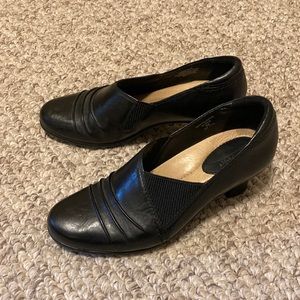 Earth brand bootie style heels